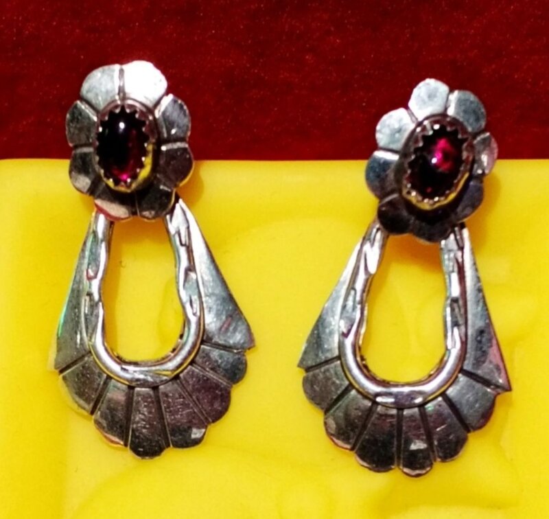 Cercei vintage Navajo din argint cu granat Marie Begay (MB)
