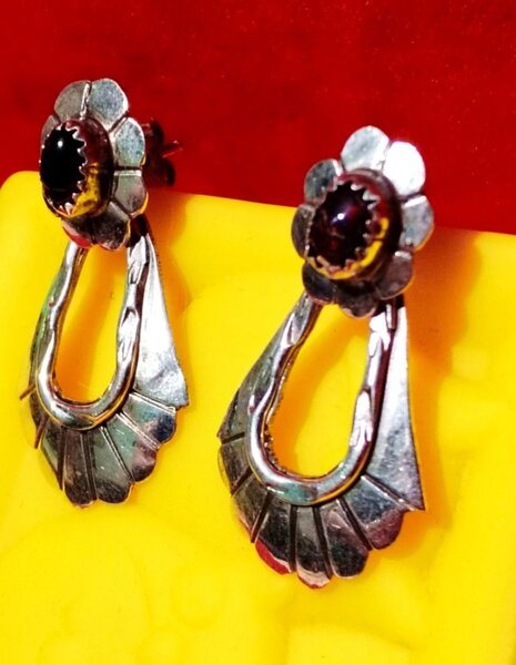 Cercei vintage Navajo din argint cu granat Marie Begay (MB)