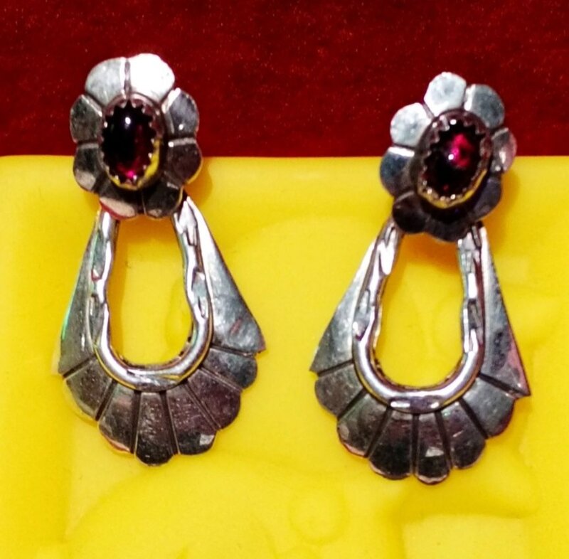 Cercei vintage Navajo din argint cu granat Marie Begay (MB)